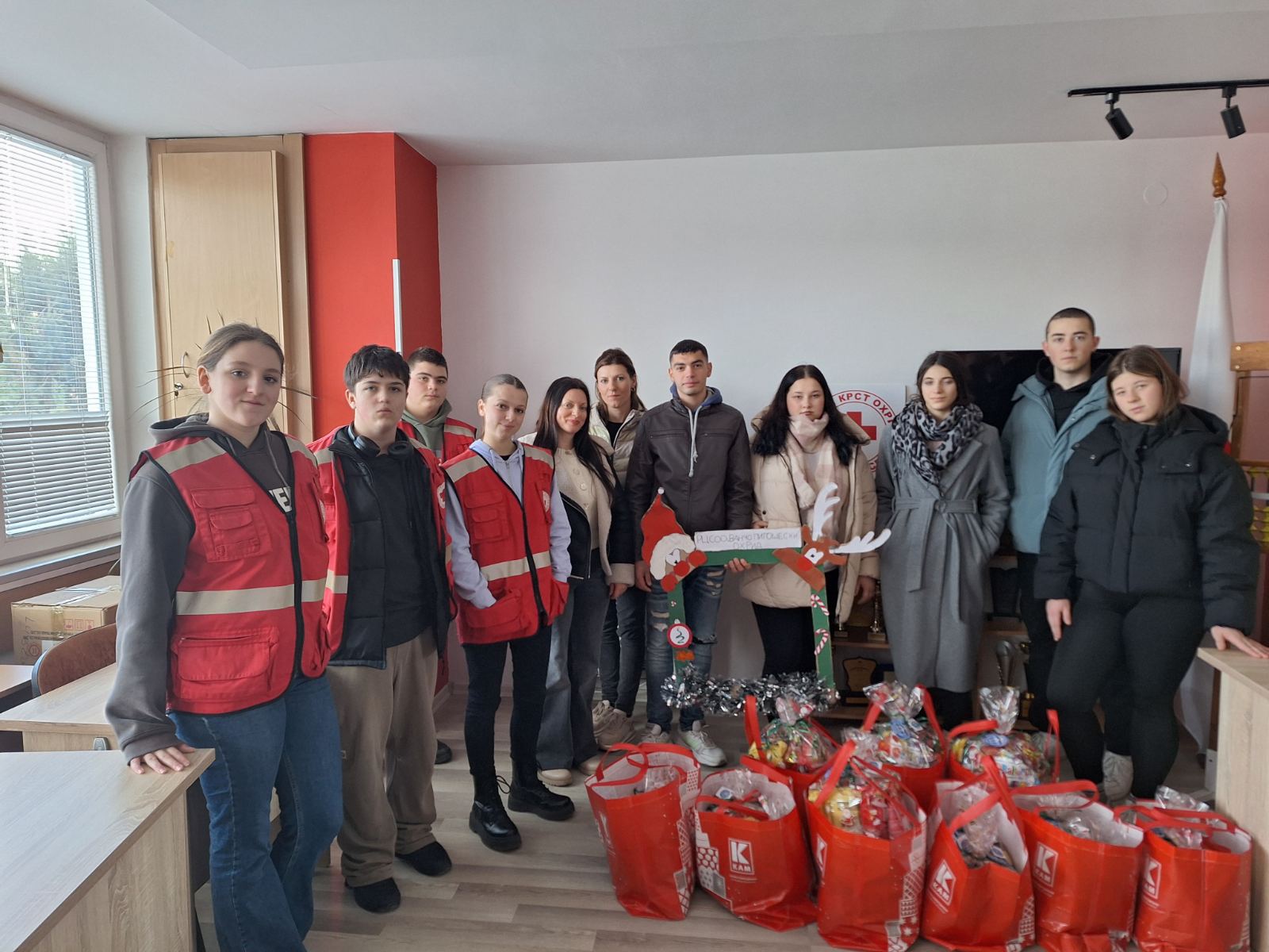 Доделување пакетчиња од хуманитарниот настан „Дојди, вкуси,израдувај“