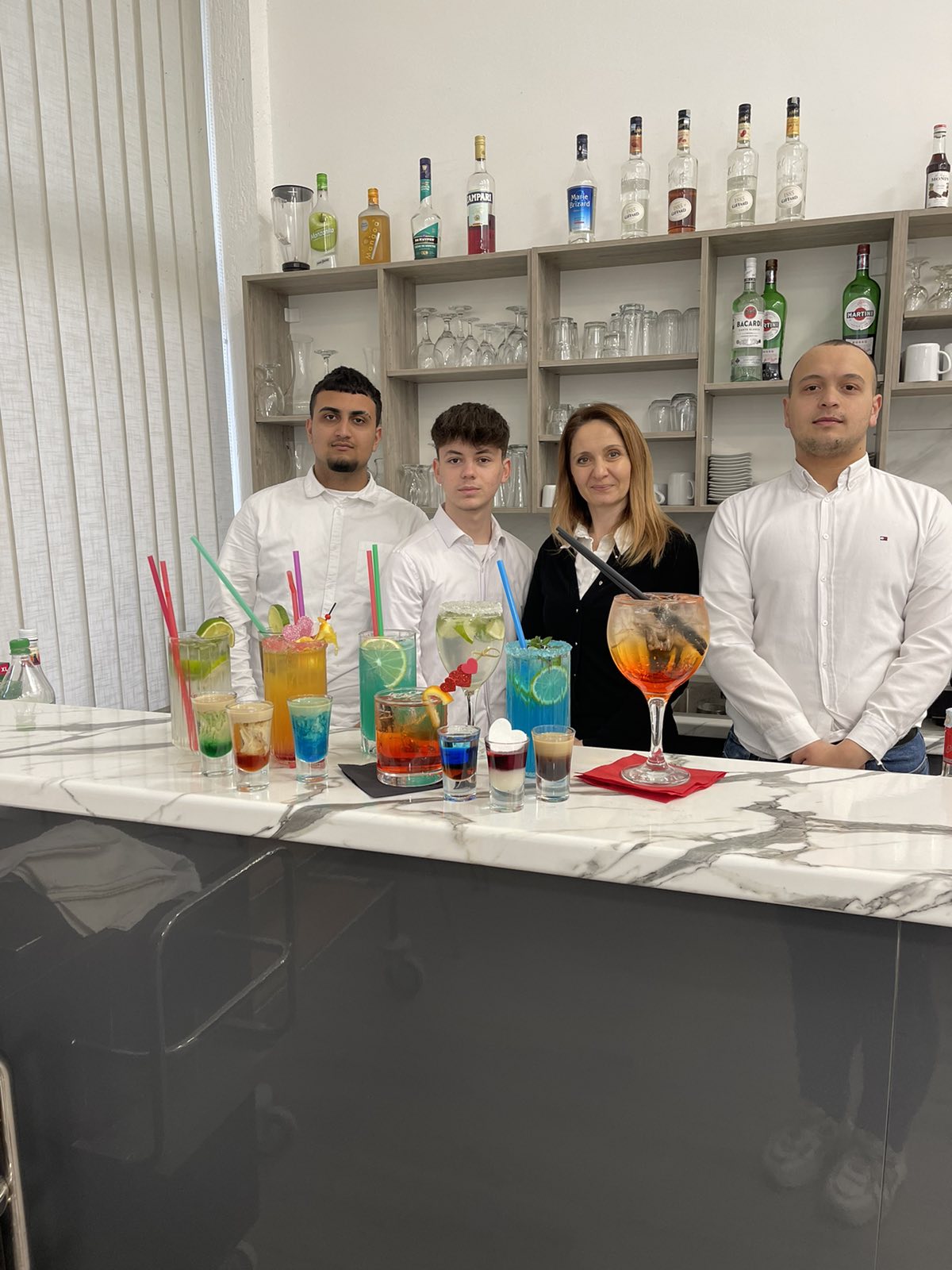 Подготовка, сервирање и послужување на барски мешавини